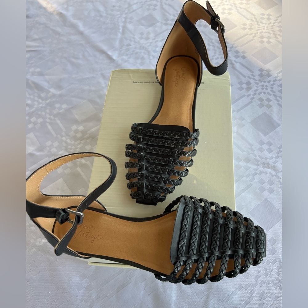 BRAND NEW Crown Vintage Size 6.5 Black Closed Toed Sandal with Ankle Clasps
